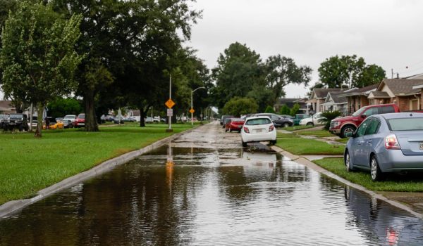 Luisiana amanece inundada y sin energía por Francine, que avanza por el sureste de EE.UU.