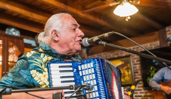 Incendio consume la casa del cantautor nicaragüense Carlos Mejía Godoy en California