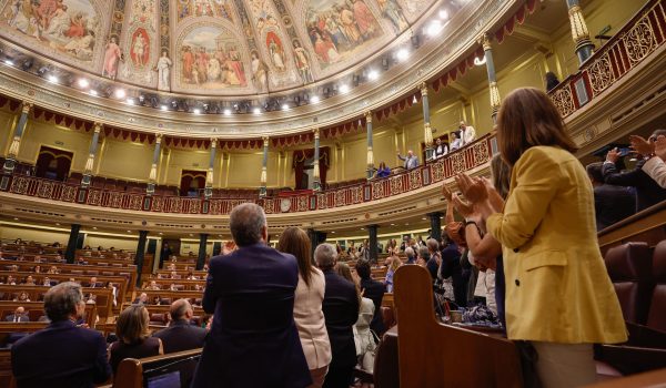 Congreso español reconoce a González como presidente, mientras Sánchez opta por mediación