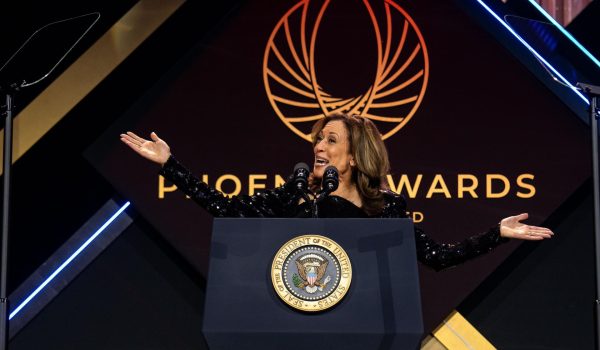 Harris busca captar el voto latino joven y masculino con medidas económicas y educativas