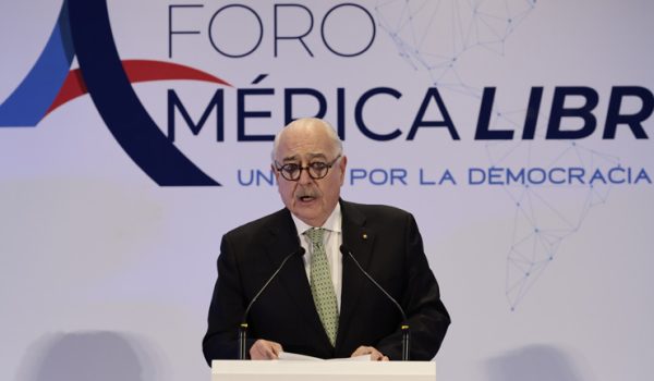 Una treintena de exlíderes iberoamericanos pide a la CPI «detención inmediata» de Maduro