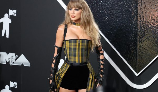 Mayoría de votantes cree que Harris se beneficia de respaldo de Taylor Swift, según sondeo