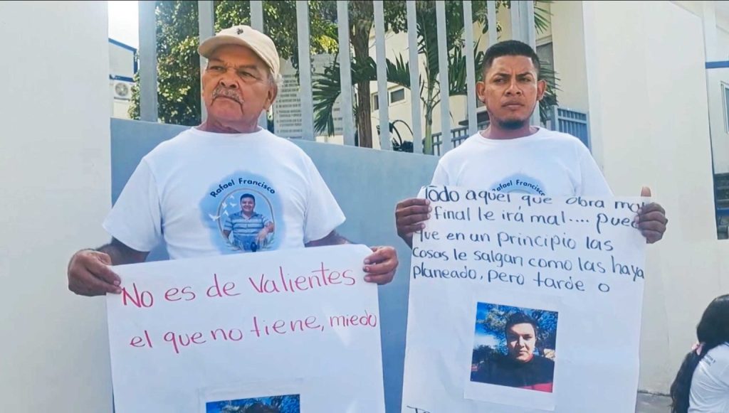 Los familiares de Rafael Flores se apostaron en las afueras de los Juzgados en Madriz exigiendo justicia. LA PRENSA/Captura de video/Canal 10