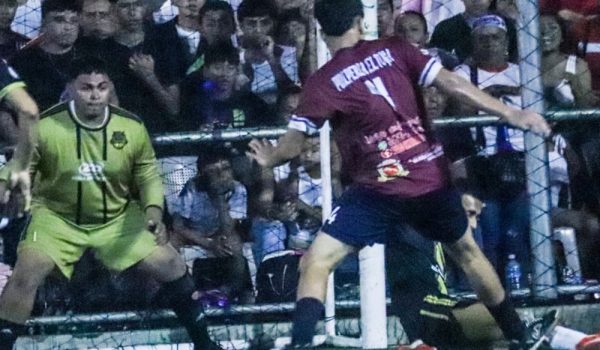 Volaron sillas y botellas: pelea entre aficionados opaca la final nacional del futsal en Managua
