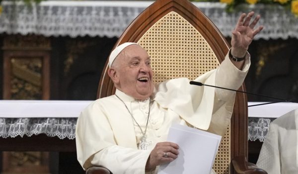 El papa pide no imponer la propia fe a la de los demás al reunirse con el clero en Yakarta