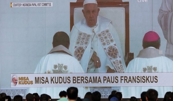 El papa se despide de Indonesia con un baño de masas y relanzando el diálogo con el islam