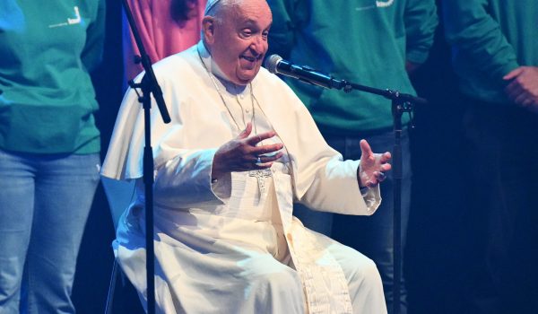 El papa Francisco (centro) asiste al Hope Happening, un evento religioso para jóvenes que se celebra con motivo de la visita del papa, en Brussels Expo en Laeken, Región de Bruselas Capital, el 28 de septiembre de 2024. El papa se encuentra en un viaje apostólico de cuatro días a Luxemburgo y Bélgica. LA PRENSA/AFP