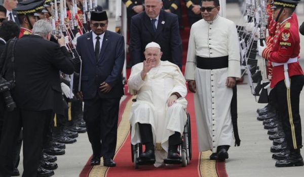 El papa Francisco llega a Indonesia, el país con más musulmanes del mundo