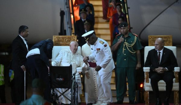 El papa Francisco llega a Papúa Nueva Guinea, su primera vez en Oceanía