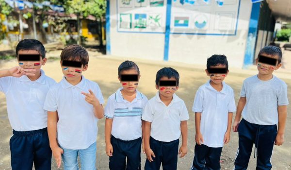 Mined de Siuna pinta rostros de niños con banderas sandinistas