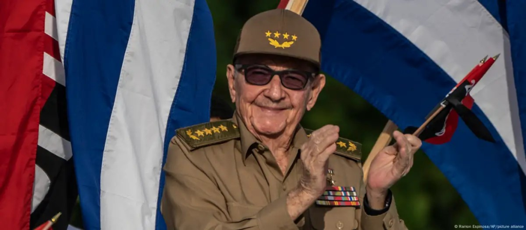 Raúl Castro es un líder histórico de la revolución. Aunque retirado de cargos formales, es el verdadero poder en Cuba