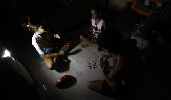 Calles espectrales y cena en hogueras: Una noche a oscuras en el gran apagón de Cuba