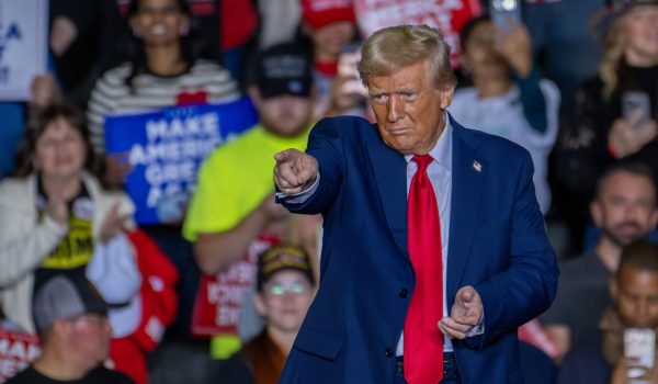 Trump promete prosperidad para latinos mientras estigmatiza a migrantes en Pensilvania