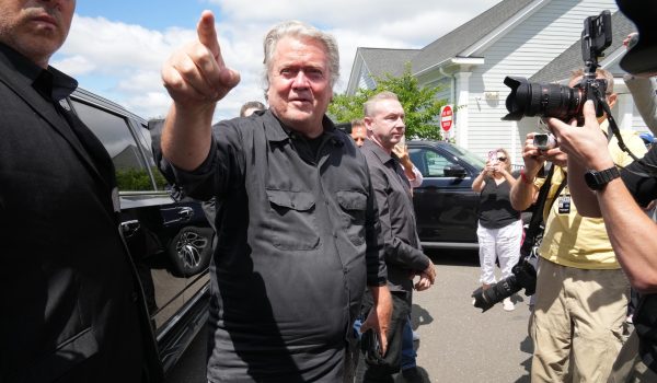 El seguidor de Trump y ultraderechista Steve Bannon sale de la cárcel