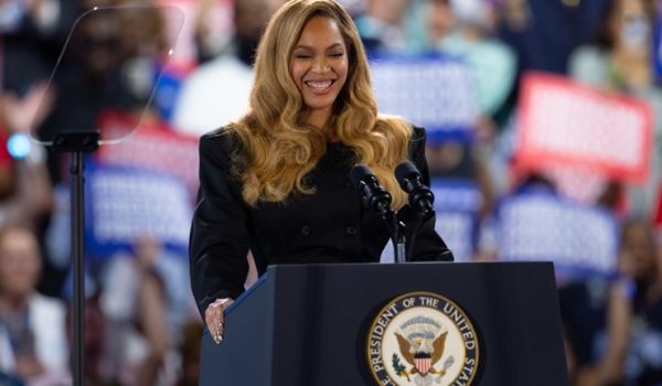 Trump arremete contra Beyoncé, la prensa y el voto anticipado en un mitin en Míchigan