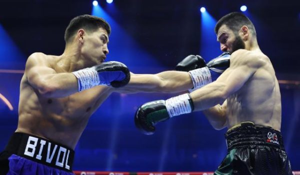 Artur Beterbiev derrota a Dmitry Bivol y es campeón indiscutido de los semipesados