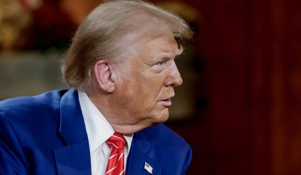 Trump redobla sus ataques e insultos contra Harris durante mitin con latinos en Miami