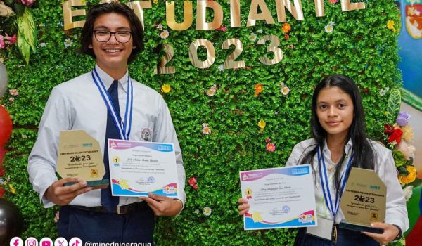 Jeiby Bonilla, mejor estudiante de Nicaragua de 2023, se va del país para abrazar a su papá en libertad