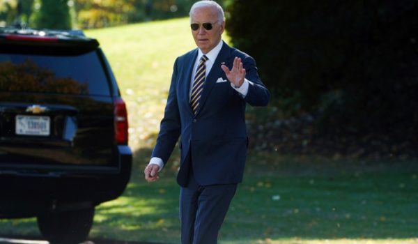 Biden acude a votar anticipadamente en Delaware
