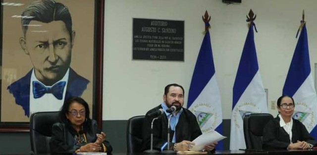 De izquierda a derecha la magistrada Ángela Dávila , el magistrado Octavio-- y la magistrada Rosa Argentita Solís.  LA PRENSA/ CSJ . 