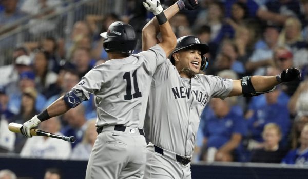 Giancarlo Stanton rompe empate con jonrón y los Yanquis se van al frente ante los Royals