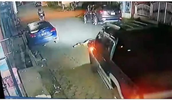 Atrapan a conductor señalado de pasar las ruedas de camioneta intencionalmente sobre peatón