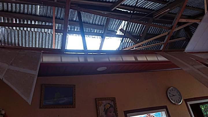 El estallido del tanque de gas desprendió parte del techo de la vivienda habitada por los hermanos. LA PRENSA/ IBW. 