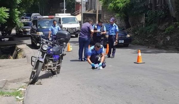 Valiente mujer intenta impactar con su carro a asaltantes en Managua