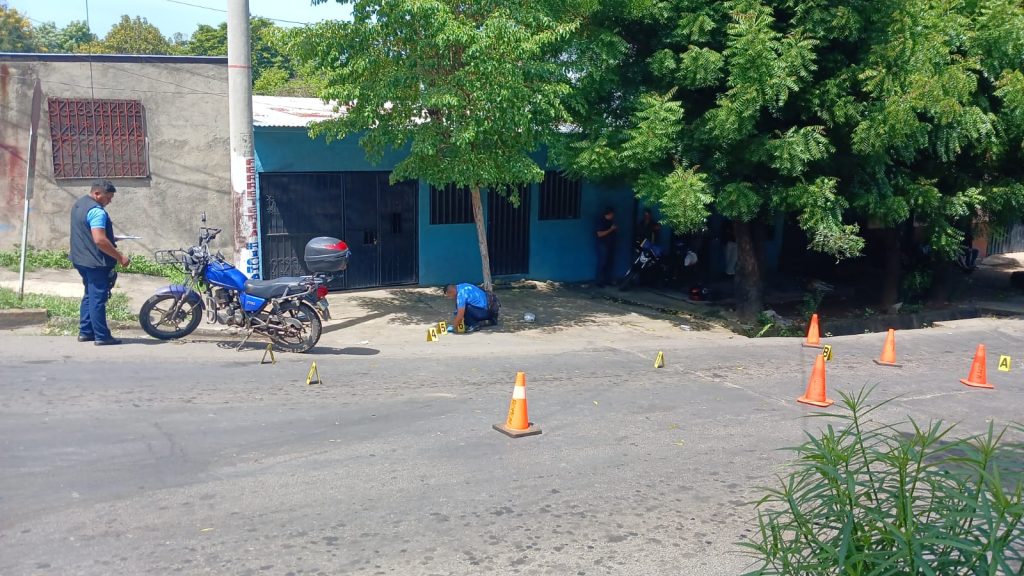 La Policía recolectó en la escena del crimen varios casquillo de bala. LA PRENSA/ Redes sociales. 
