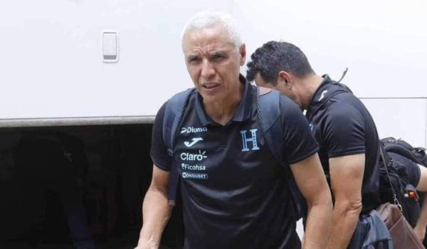 Técnico y futbolista de Honduras responden a las polémicas declaraciones del Fantasma Figueroa