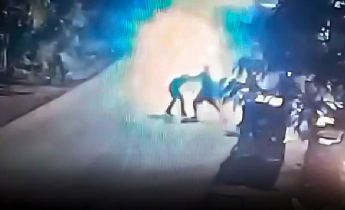 En esta captura de video se observa el momento en que los pistoleros ejecutan al nicaragüense de apellidos Reyes, LA PREBNSA/ Telediario/ Captura de video.