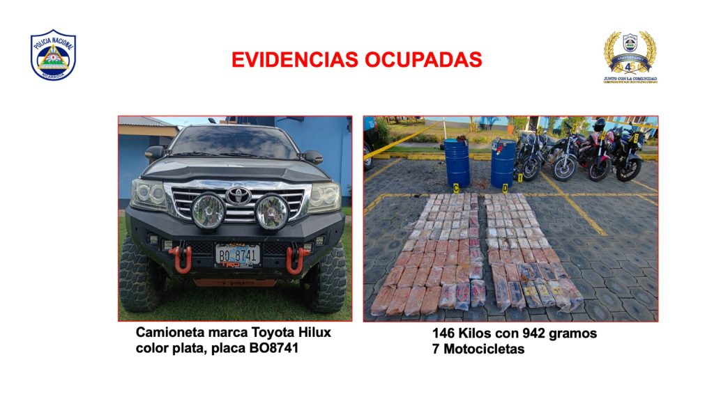 A la  izquierda a derecha la camioneta ocupada a los presuntos narcotraficantes y a la derecha la droga incautada. LA PRENSA/ Policía  