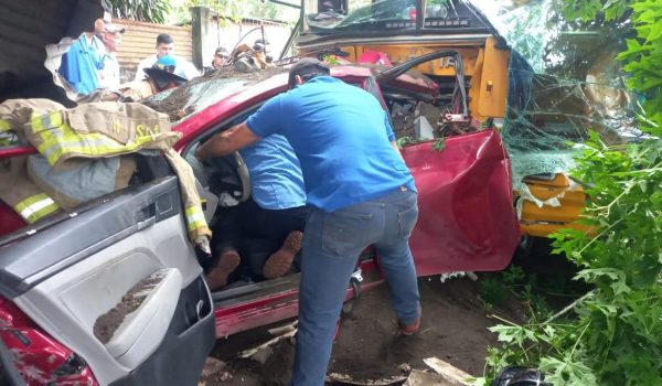 Dos fallecidos tras ser arrollados por bus sin frenos