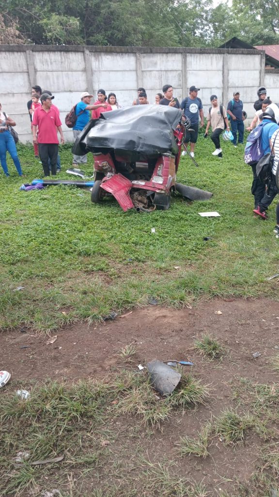 La mototaxi o caponera quedó involucrada  en la colisión multiple 