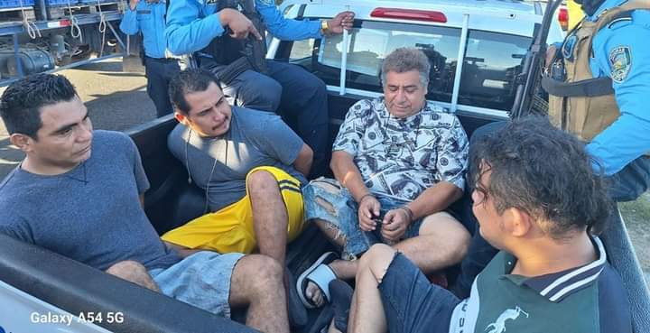 Los salvadoreños fueron trasladados desde el puesto fronterizo de El Guasaule en territorio nicaragüense hasta El Amatillo frontera con El Salvador LA PRENSA/ Policía