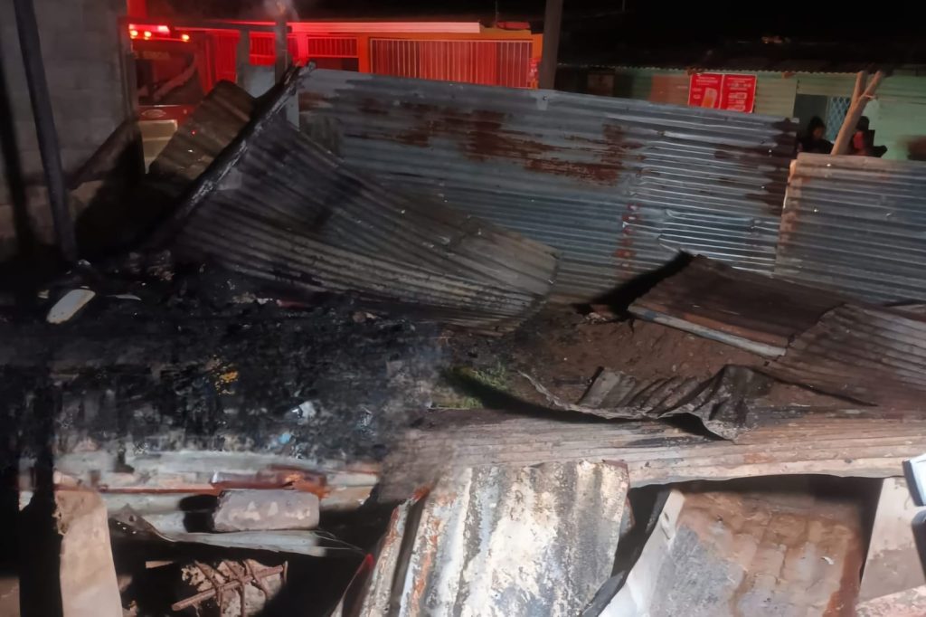 En escobros quedó la cada de madera y zinc de Luisa Garzón a la cual le prendió fuego su hijo Narlan Gaerzón. LA PRENSA/ Redes sociales.  