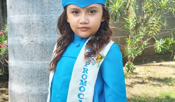La niña que quiere ir a la escuela, pero el corazón no la deja