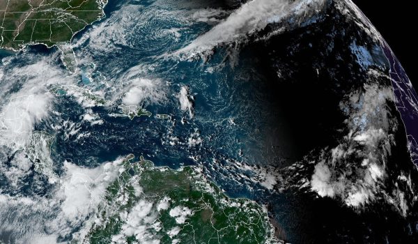 Oscar sigue con fuertes vientos y lluvias azotando Cuba y el sureste de Bahamas