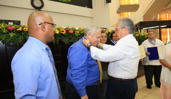El costo de las medallas que la Asamblea Nacional entrega a los afines de la dictadura