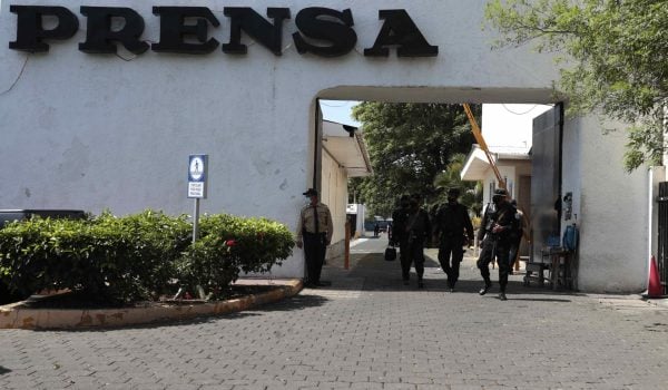 Fotografía de archivo fechada el 13 de agosto de 2021 que muestra a miembros de la policía en la entrada de una propiedad de la Editorial La Prensa durante un operativo de allanamiento, en Managua (Nicaragua). EFE/ Stringer