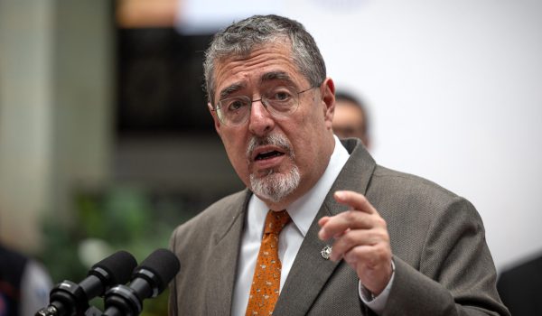 Presidente de Guatemala pide cese de «persecución espuria» tras liberación de periodista