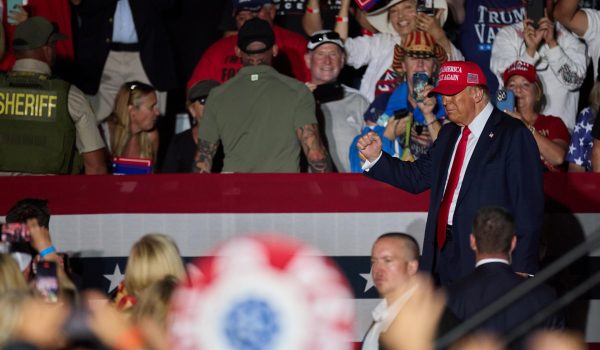 Autoridades identifican a un hombre armado que «planeaba» asesinar a Trump en California