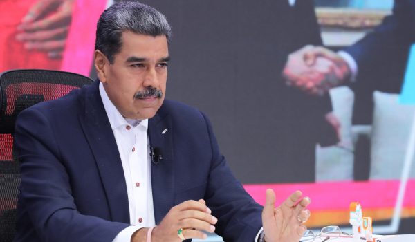 Maduro llama a fortalecer la defensa armada de Venezuela para disuadir «agresiones»