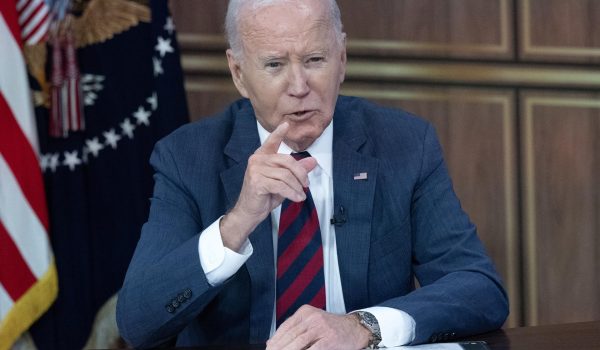 Biden califica de «antiestadounidenses» las mentiras de Trump sobre los huracanes