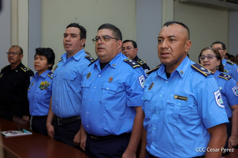 Comisionado Abel Antonio Herrera Castillo (en medio) con dos grados, cuando fue nombrado segundo Jefe de la Dirección de Antinarcóticos de la Policía, el pasado 6 de septiembre de 2024. Foto de la Policía Nacional