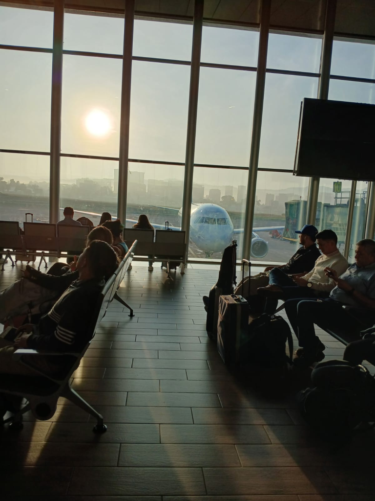 Durante la espera en el aeropuerto de Ciudad de Guatemala este lunes 7 de octubre de 2024. LA PRENSA/Cortesía