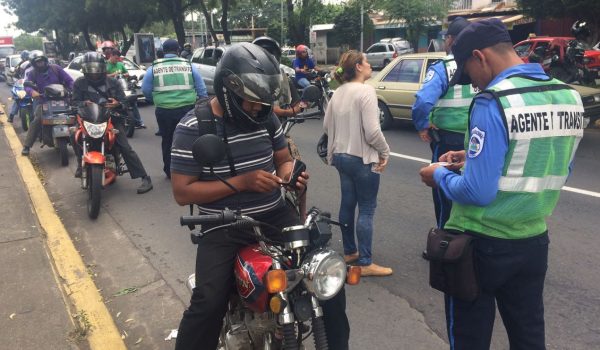 Agentes de Tránsito en retén de conductores de motocicletas