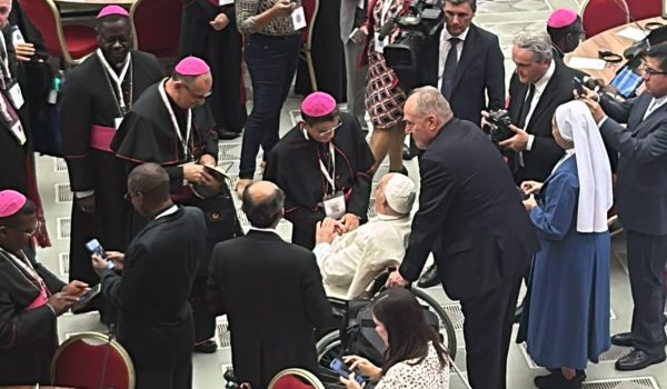 Monseñor Rolando Álvarez se encuentra con el papa Francisco en la inauguración del Sínodo