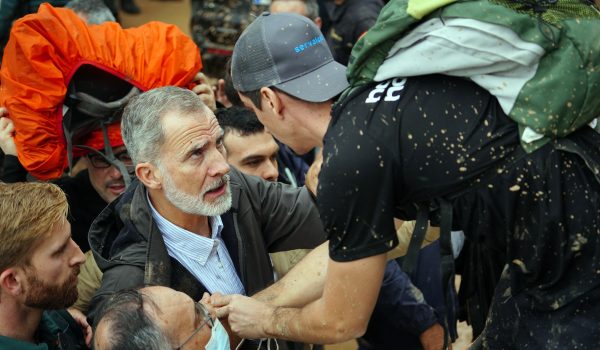 La indignación popular salpica de barro a los reyes de España y a dirigentes políticos