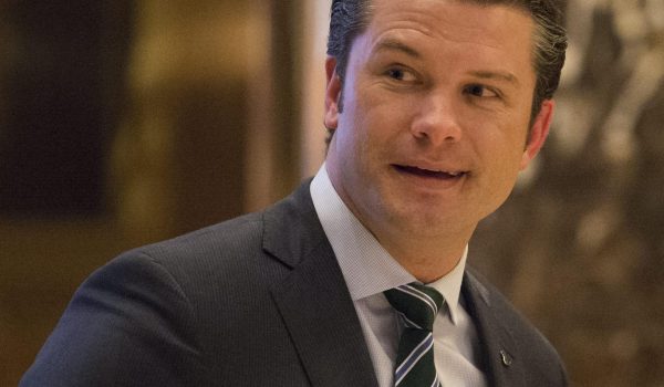 Candidato de Trump para Defensa pagó por su silencio a mujer que lo acusó de asalto sexual